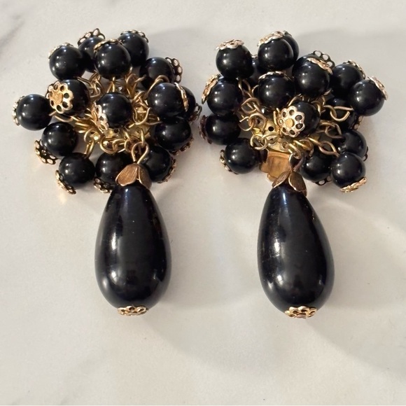 Vintage acrylic and gold tone Cha-Cha clip on earrings - Picture 7 of 8